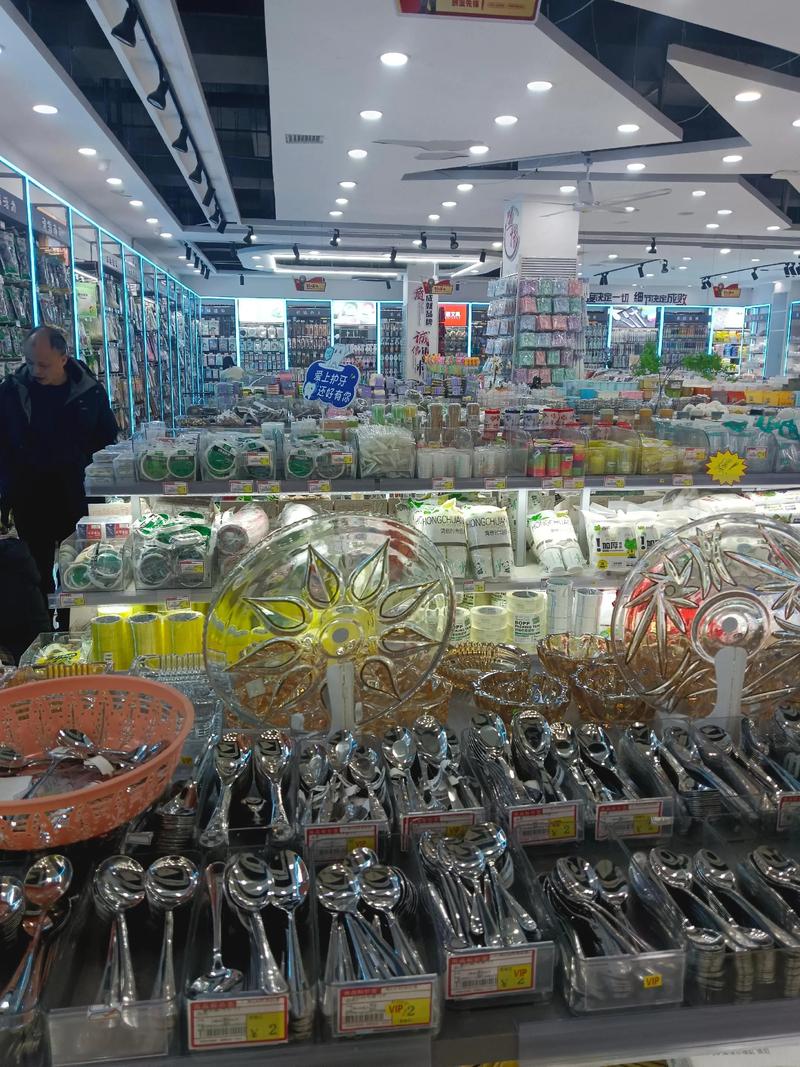 生活中不可或缺的小物件，总能在不经意间带来惊喜与便利。今天，我们就来一起探索一下生活用品图片大全，看看这些看似平凡的物品如何在日常中大放异彩。